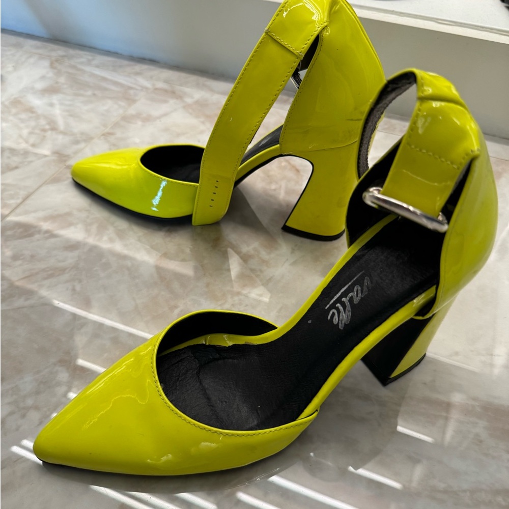 Intervalle neon yellow heels